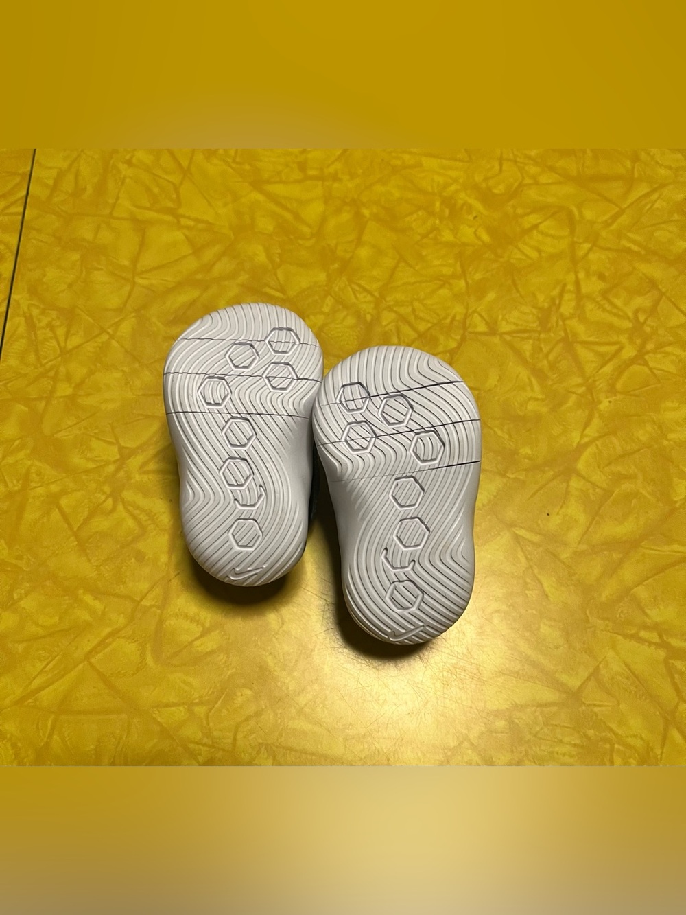 NWOT Nike Newborn Velcro Sneakers - Picture 5 of 8